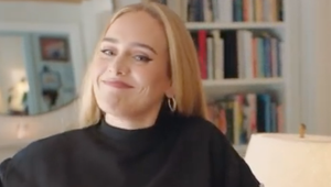 Po pár mesiacoch randenia zásnuby?! TENTO detail vyvolal u priaznivcov Adele hystériu!