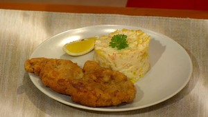 Bravčový rezeň s majonézovým šalátom