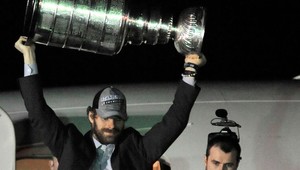 Handzuš s ďalším privilégiom. Vystúpil s trofejou z lietadla