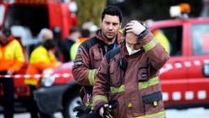 Tancujúci hasiči. Svoju choreografiu rozbalili priamo na ulici