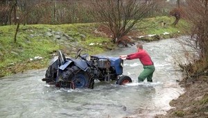 Traktorista (46) skončil v potoku. Poltonový stroj ho privalil
