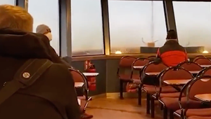 Desivé zábery z paluby: Obrovská vlna rozbila okno osobného trajektu