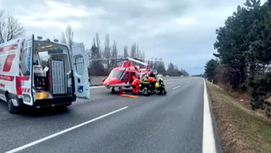 Nehoda na diaľnici: Dodávka v plnej rýchlosti nabúrala do stromov