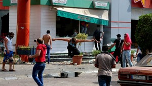 Hnev moslimov trvá. Pápež chce prispieť k zmiereniu