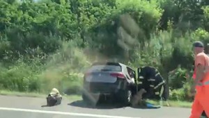 Na D2 narazilo auto do dodávky. Vodič skončil s autom v priekope