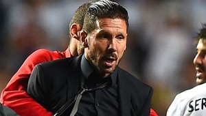 Diego Simeone vychovával rozhodcu. Superpohár dopozeral na tribúne