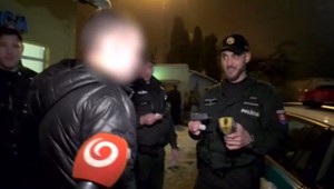 Opitý vodič zablokoval železnicu. Jeho auto odtlačili chlapi z krčmy, hrozila zrážka s vlakom