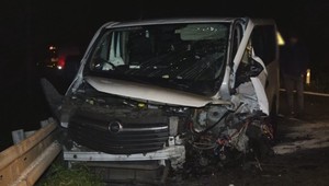 Zrážka osobného auta s dodávkou: Mladík za volantom nemal čo robiť