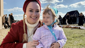 Známa herečka vytiahla prsník priamo v kostole: Pohľad tohto muža v pozadí hovorí za všetko!