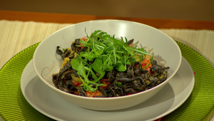 Sépiové linguine, sušené paradajky, krevety, cesnak rukola