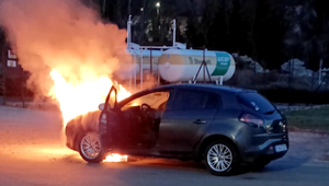 Dráma na benzínovej pumpe: V blízkosti nádrží začalo horieť auto