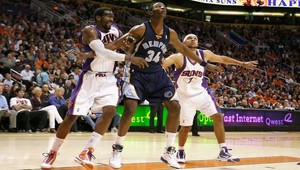 Najvyšší v NBA Tanzánijčan Thabeet (25) meria 221 cm