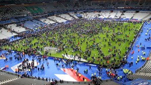 Bombové útoky aj v blízkosti futbalového Stade de France