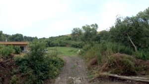 Na poli našli nehybné telo muža a zbraň, rodina si to nevie vysvetliť