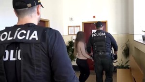 Žena sa vyhrážala, že rozštvrtí motorovou pílou svojho partnera, ak jej jeho otec nepošle 40 miliónov