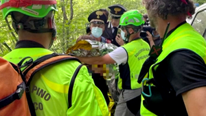 Redaktor talianskej televízie zažil osudovú reportáž. Počas pátracej akcie zachránil dvojročné dieťatko