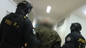 Kukláči so samopalmi museli zasiahnuť proti agresívnemu mužovi. V nemocnici vytiahol na ochranku zbraň