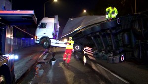 Pri Ružomberku havaroval kamión. Mladý šofér zrejme dostal mikrospánok