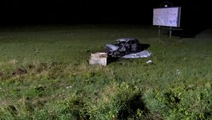 Prejazd zákrutou sa stal mladíkovi takmer osudný. Jeho auto začalo horieť