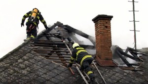 Hasiči počas zásahu našli na povale rodinného domu náboje a granát