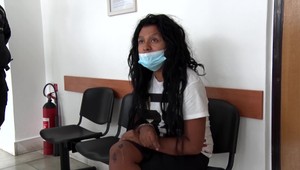 V krátkych nohaviciach a naboso, priviezli na súd Kima, ktorý v Trenčíne dobodal 17-ročné dievča