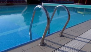 Štvorročný chlapec prišiel o život na kúpalisku. Príčinou má byť suché utopenie