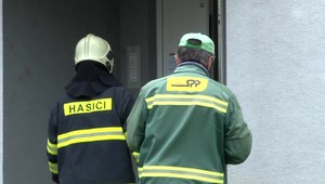 Výbuch v byte: Silná explózia vyrazila okná. Jeden z evakuovaných susedov skolaboval