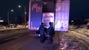 Šesticu migrantov objavili policajti za Prešovom v kamióne s roztrhnutou plachtou