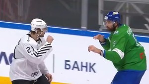 Hokejový stret ťažkých váh ukončil knokaut jedným úderom