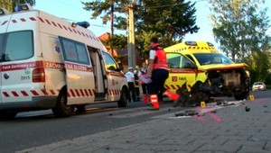 V Prievidzi sa zrazila sanitka s taxíkom