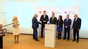 Slovensku chýbajú úseky diaľníc, ale katastrofálny je aj stav tých existujúcich. Minister tvrdí, že na to financie poskytne