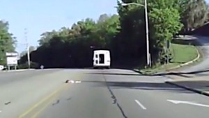 VIDEO: Z dodávky vypadlo počas jazdy 4-ročné dievča