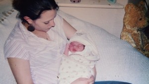 Otehotnela v 14-tich a plánovala ísť na potrat: Ruth dnes patrí medzi najmladšie babky v Británii