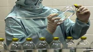 Vedci objavili častice plastov v ľudskej stolici. Do tela sa môžu dostať aj v zubnej paste