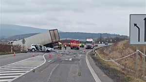 Hrozivá čelná zrážka s kamiónom si vyžiadala život vodiča osobného auta