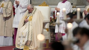 Pápež sa na Nový rok modlil za zosnulého Benedikta XVI. a jeho cestu do neba