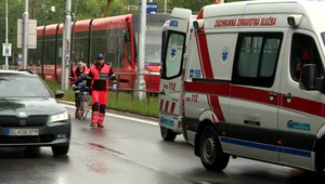 V Bratislave sa zrazili električky. Dve osoby utrpeli zranenia