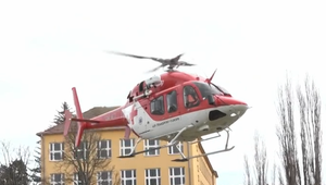 Iba 8-ročný chlapec spôsobil nehodu. Do nemocnice ho prevážal vrtuľník