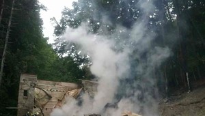 Na Železnej studničke horela opustená budova. Z miesta nehlásia žiadnych zranených