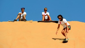 Sandboarding. Lyžovačka v dunách a 50 stupňov