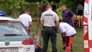 V autobuse plnom srbských zamestnancov sa strhla bitka. Jedného muža museli okamžite operovať