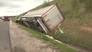 Kamión s nábytkom havaroval na diaľnici. Vodič údajne zaspal
