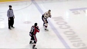 Namiesto bitky výzva k tancu. Hokej však prináša aj ťažké zranenia