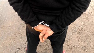 Policajta prichyteného s pašovanými cigaretami stíhajú väzobne