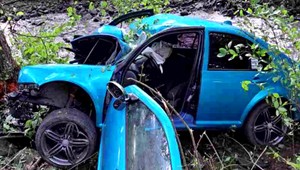 17-ročný mladík narazil do stromu len kilometer od domu. V aute bol sám, ale jazdiť mohol iba s doprovodom