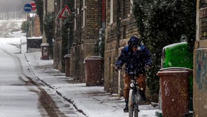 Koniec víkendu prinesie mráz, snehové jazyky a silný vietor. Teploty klesnú pod −20 °C