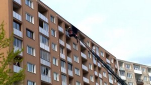 Pri požiari na sídlisku zomrela žena, otec s deťmi stihol ujsť