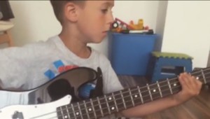 Malý basgitarista (6) má už fanúšikov aj medzi slávnymi hviezdami