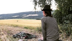 Kombajnistu počas práce prekvapil výstrel. Poľovník mu zasiahol čelné sklo