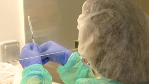 V Komárne čaká na vakcínu od Pfizeru takmer 7 tisíc seniorov. V týchto dňoch im dokonca posúvajú termín očkovania